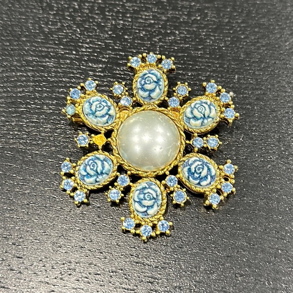 Vintage Blue Flower and Pearl Brooch - Picture 1 of 3